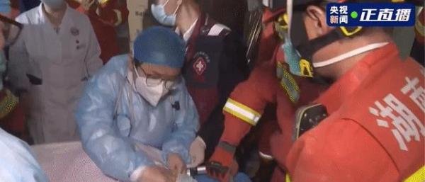 想大口喝矿泉水的女孩成功获救 这是咋情况？