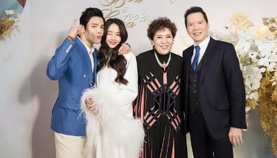 向华强与儿媳郭碧婷公园遛娃，一改硬汉形象，抱着孙女的向华强有多慈祥？