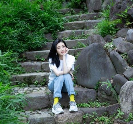 景甜的“奶肌”很晃眼, “萝莉坐”也是难倒一大批网红, 没谁了