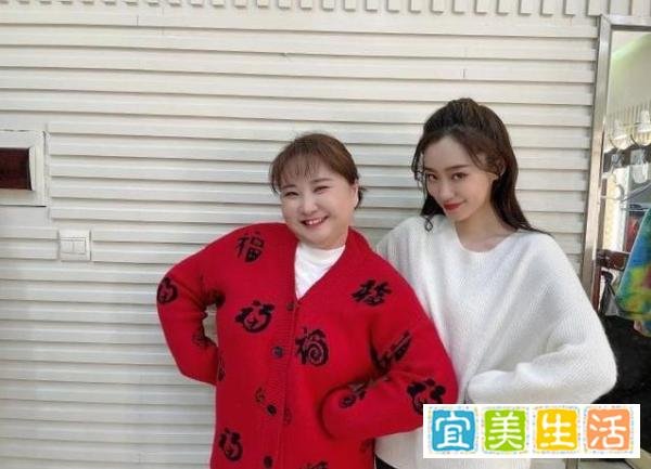 贾玲与张小斐为宣传进行直播，张小斐回应被网友叫妈：我养不起