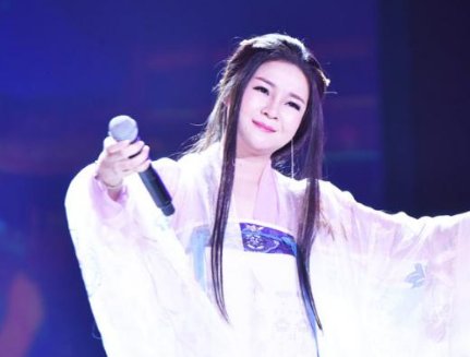 她曾经蒙面参加《中国好声音》,因为长相被那英拒绝,董贞如今怎么样了?