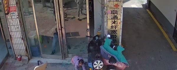 家长电动车忘记锁,2岁娃拧油门撞向玻璃