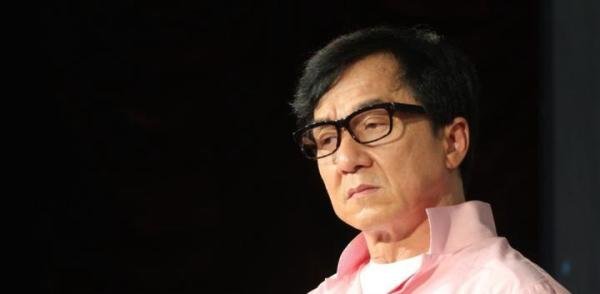 李连杰罕见旧照,当时青涩稚嫩的他,帅气的五官,笑起来特别温柔