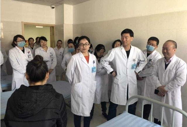 警方通报父亲摔亡幼童细节,网友惊呼错怪拍视频的可怜母亲,究竟有何隐情?