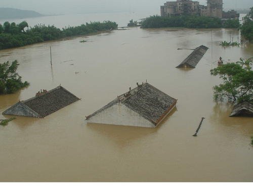 湖北村民50万建的新房被洪水冲倒,究竟是怎么回事?