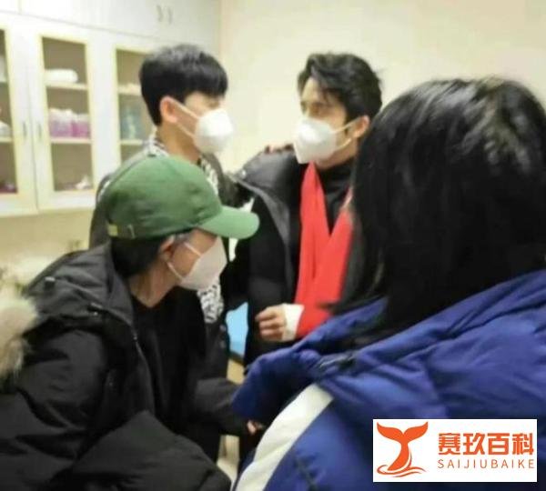 张新成录综艺与张杰掰手腕致手臂骨折,节目组致歉