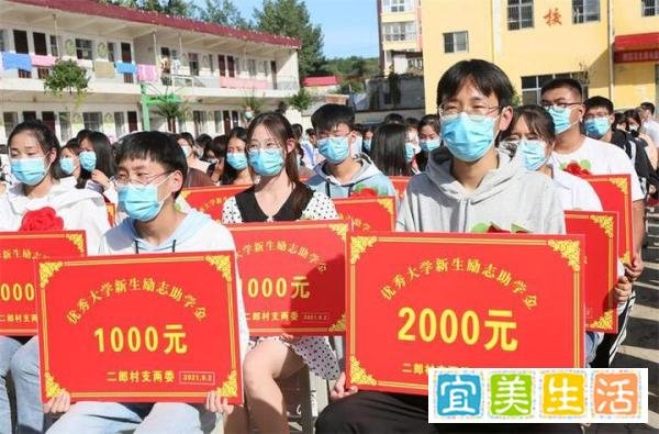 举报助学金被挤男生让网友别转钱了，称自己目前吃饭没有问题！