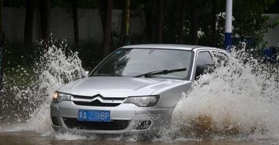 石家庄暴雨:桥洞变“水帘洞”市民驾车通过积水路段