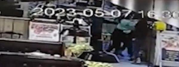 黑店？女顾客称不想续卡，遭三名店员殴打现场直击！到底为何？