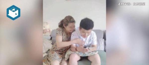 男生高考查分全家跟着手抖 这是咋情况？