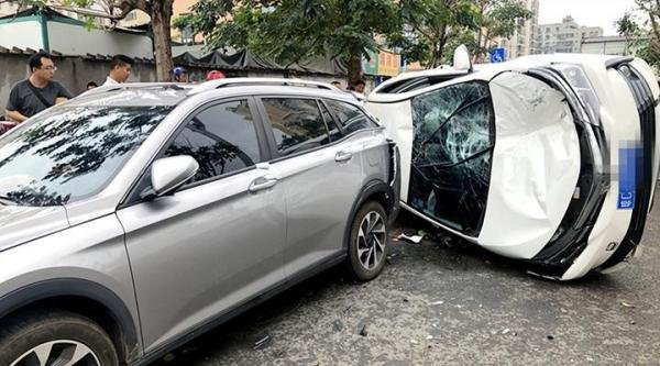 常熟发生车辆撞人事件，疑似医院主任欲撞死领导，场面如恐怖大片