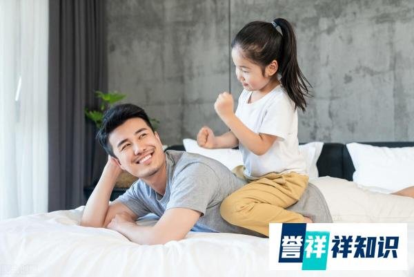 4岁女儿晚上睡觉偷偷摸爸爸的生殖器，怎么办？