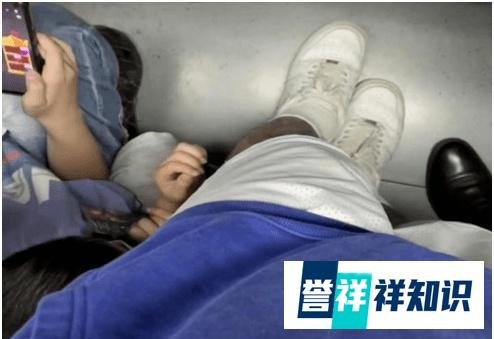 四川成都一男子坐地铁，被陌生小男孩拔腿毛玩：不忍打扰，以后他也会长的