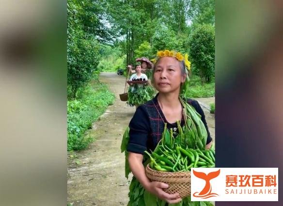 农村大妈抱自家蔬菜走秀 这是咋情况？