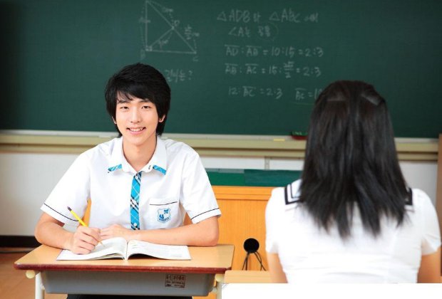 某校班主任私自招收借读生，违规收费超百万元，她违反了什么规定？