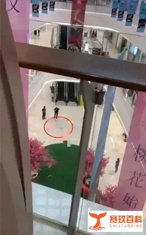 女子商场跳楼砸中路人,两人均已身亡!警方通报,网友评论引热议