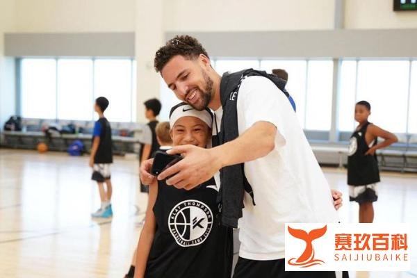 中国汤来了！克莱飞抵上海，手握派大星娃娃，相当接地气