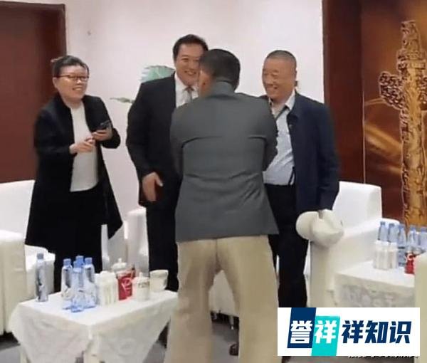 68岁陈道明拒绝与杨受成握手！葛优好心提醒，为人细心体贴有风度