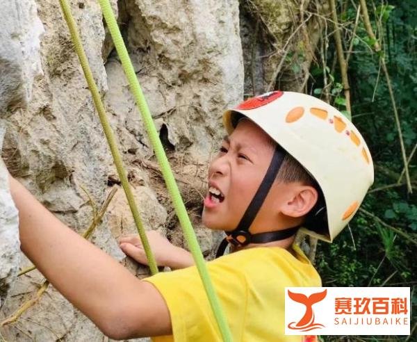 男童在14层楼顶攀爬跳跃，玩得不亦乐乎，妈妈胆战心惊：求帮忙