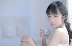 一个男生对一个女生说，你就是欠X,他和那个女生平时很好，女生也没惹他，为什么这么说她？