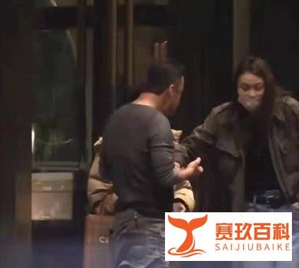 杨坤开豪车深夜聚会，耍酒疯拽着美女不让走，网友：酒后看人品