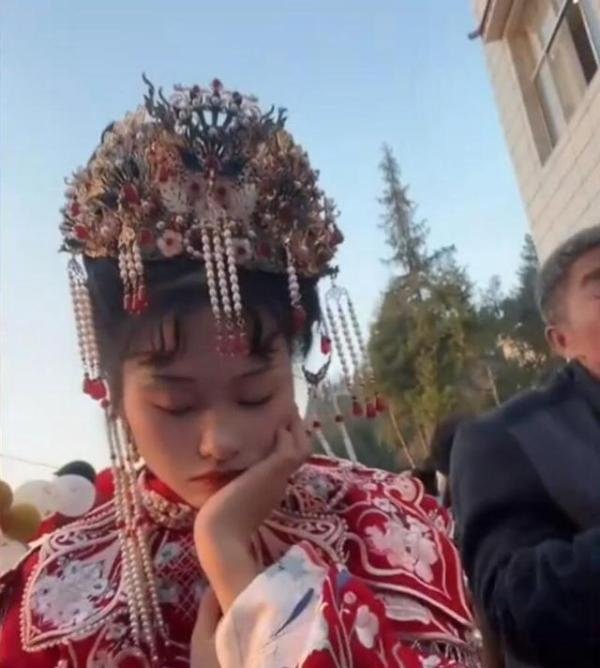 新娘吃席时原地睡着 闻到饭香才醒来 这是咋情况？
