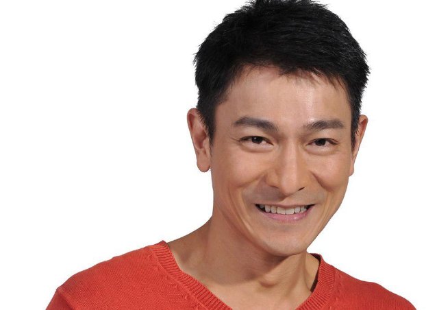 刘德华参加女儿毕业礼,与其他学生家长对比真老了,对此你怎么看?