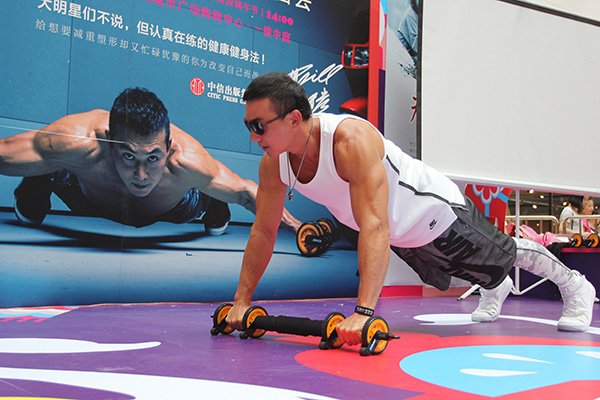 刘畊宏在线批改健身作业引发热议,他的专业程度有多高?
