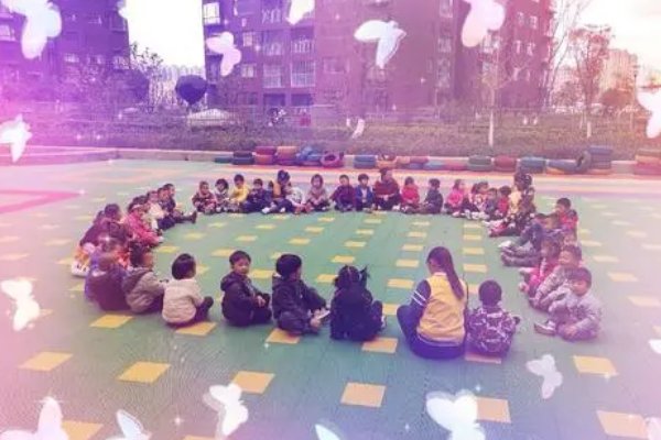 小小少年，很少烦恼，眼望四周阳光照······小小少年很少烦恼，无忧无虑乐陶陶······