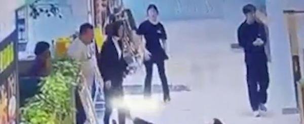 黑店？女顾客称不想续卡，遭三名店员殴打现场直击！到底为何？