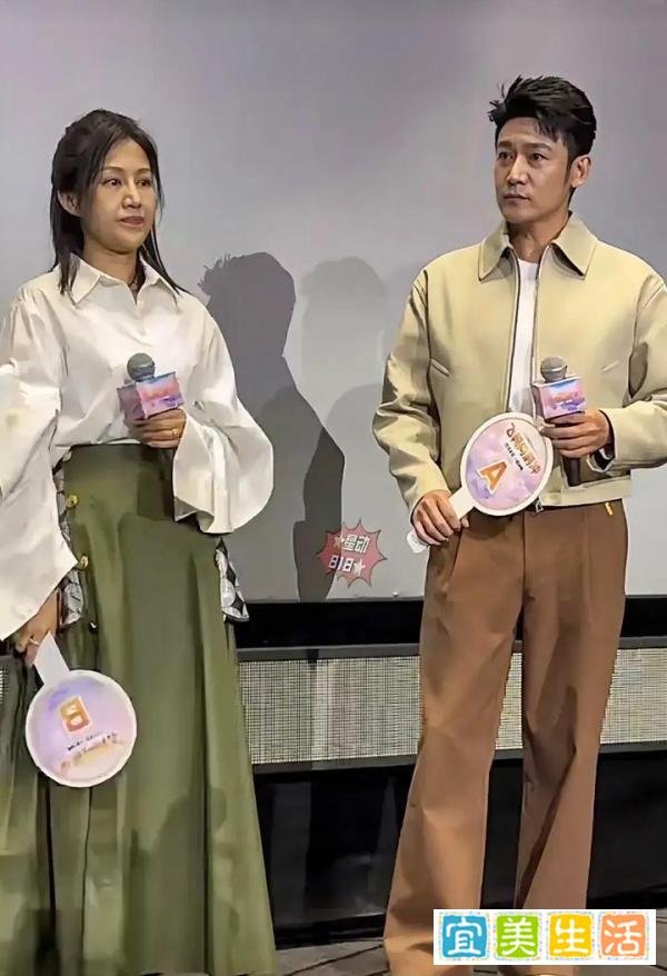 陆毅夫妇亮相路演，47岁鲍蕾面容沧桑，无滤镜截图老太多，发福明显疑飙至150斤！