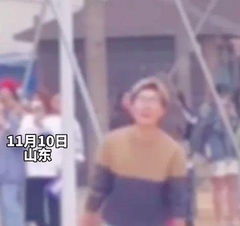 男子为爱翻墙被保安狂追, 学校回应: 骑车三天三夜是假消息, 他现在在派出所
