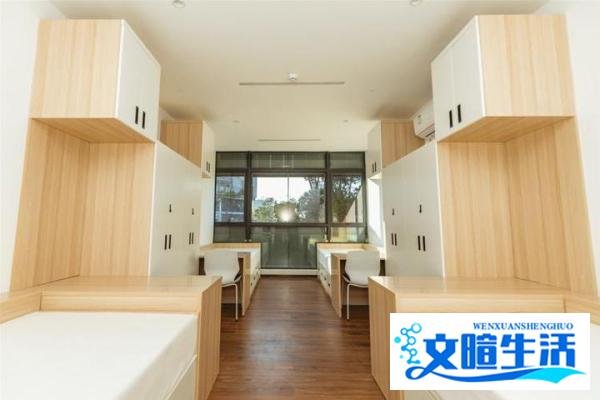 学校一个宿舍住30人,2人睡1张床,当地教育局回应:会反映给学校