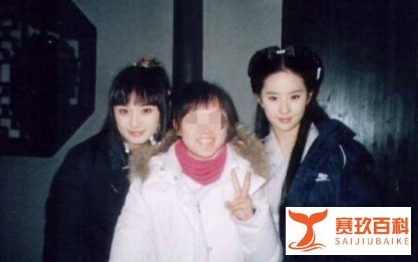 杨幂刘亦菲同框旧照引热议，片场同撑一把伞，满脸胶原蛋白好青涩