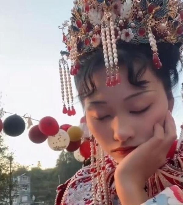 新娘吃席时原地睡着 闻到饭香才醒来 这是咋情况?