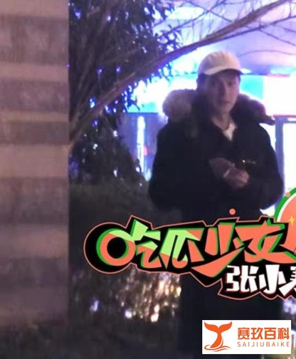 杨幂疑似新恋情曝光，与帅哥同回小区被拍，男方模样年轻颜值高