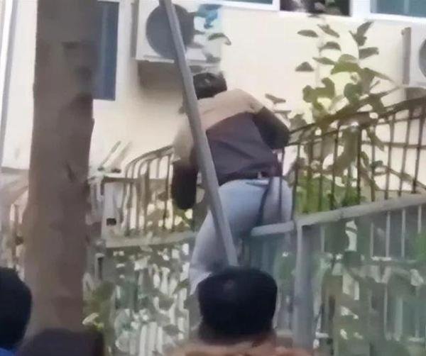 男子为爱翻墙被保安狂追, 学校回应: 骑车三天三夜是假消息, 他现在在派出所