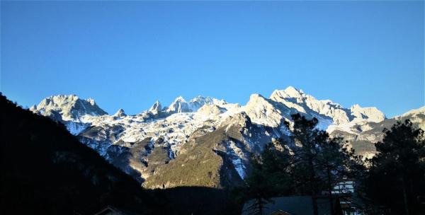 五岳寻仙不辞远，一生好入名山游。