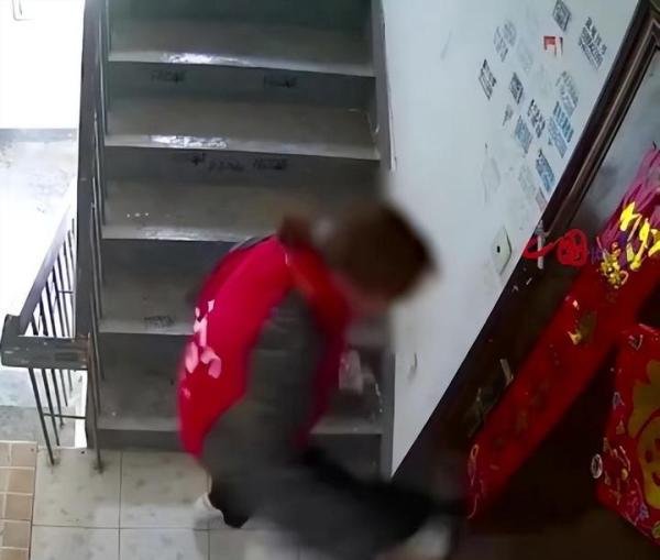 江苏：业主碰到上门推销，拒绝后被业务员连踹门，公司回应来了