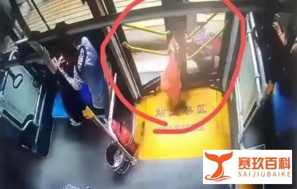 老人被公交车门夹住拖行摔倒身亡