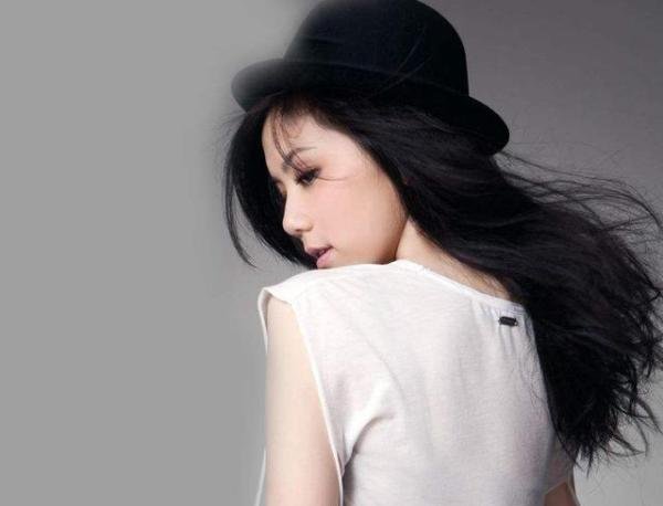 邓紫棋被曝和绯闻男友甜蜜靠肩，力甩林宥嘉前女友称号！