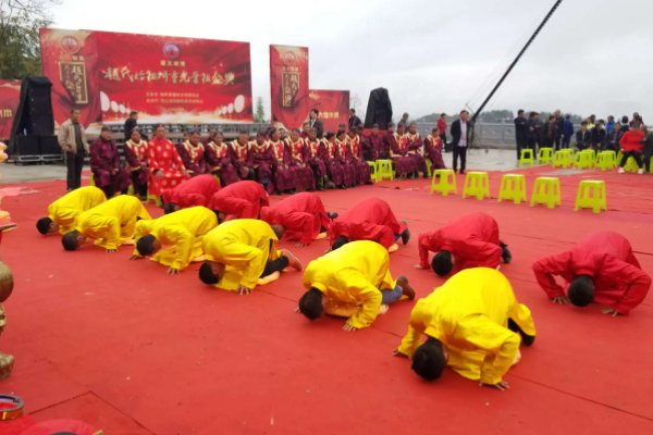 三跪九叩怎么拜