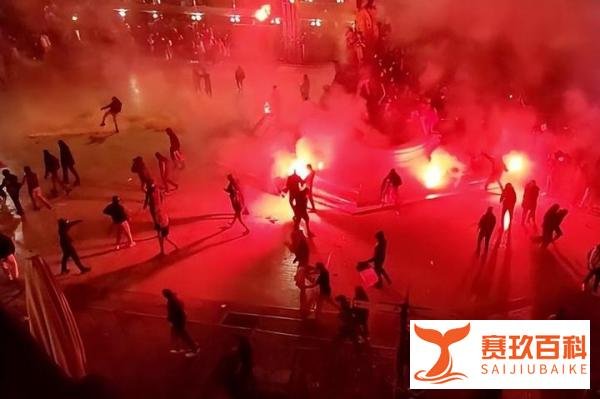 法国和摩洛哥球迷街头冲突，发射烟花引起骚乱，防暴警察极力控制