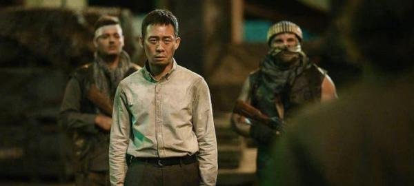《万里归途》身为外交官的宗大伟,为什么不带武器进入战乱地区?