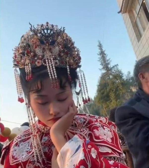 新娘吃席时原地睡着 闻到饭香才醒来 这是咋情况?