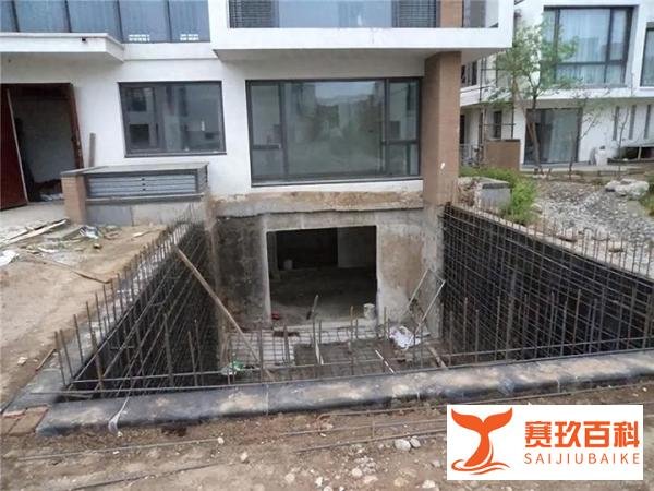 吓坏整栋楼!一楼业主花10万私自挖了个60平地下室!