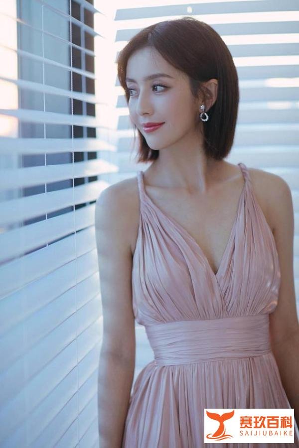 「保养」同为母乳喂养，为何佟丽娅穿豆沙粉纱裙如此胸有成竹？
