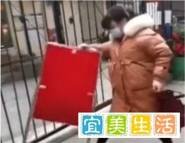 女子大闹防疫卡点 称2亿生意被耽误 这是咋情况？