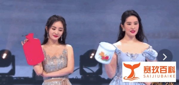 杨幂刘亦菲同框旧照引热议，片场同撑一把伞，满脸胶原蛋白好青涩