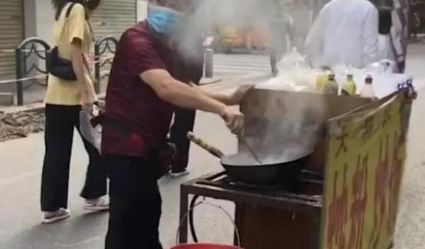 男子吃馄饨被拉走餐车变观光巴士 这是咋情况？